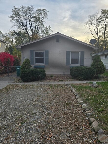 front yard - 8570 Country Club Dr