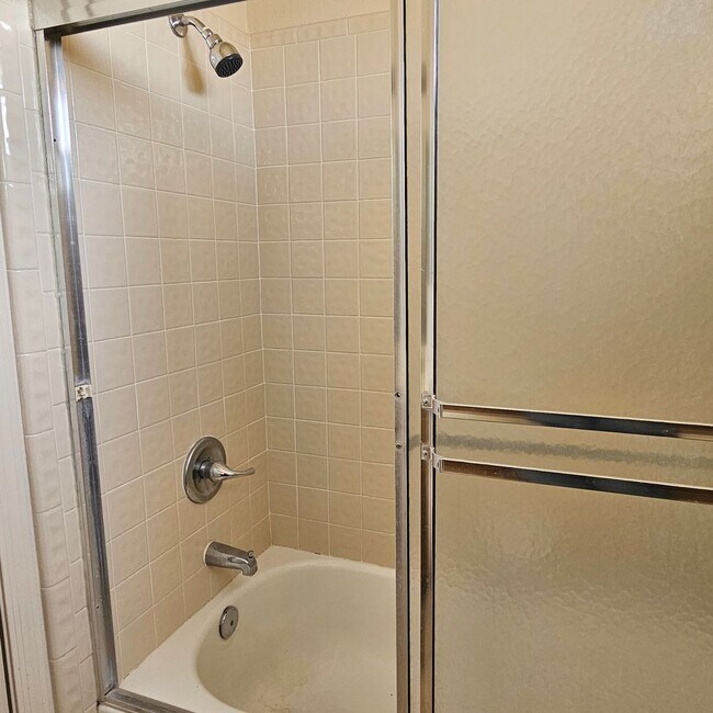 Building Photo - 3 bedroom corner unit for rent