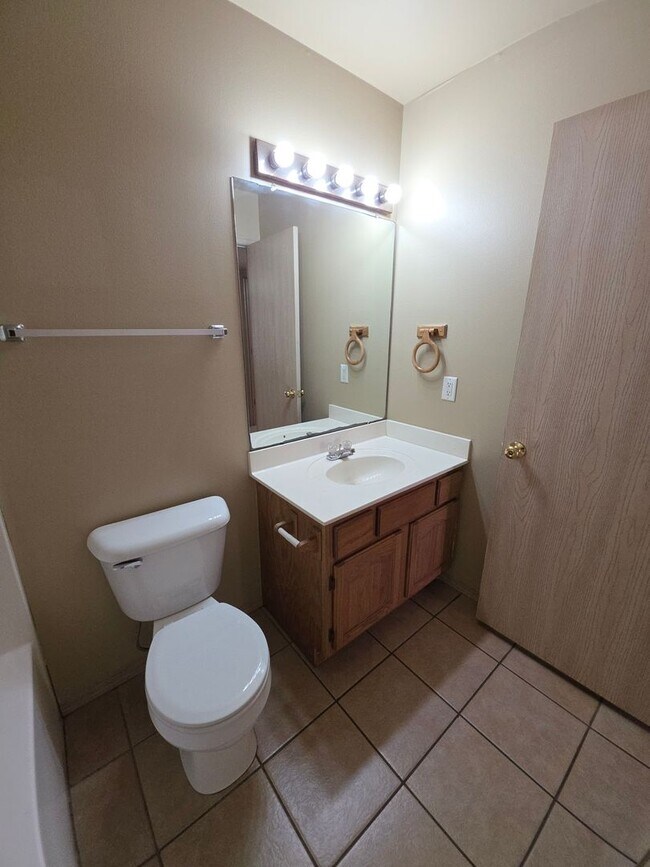 Building Photo - 1002 N Greenwich Ave