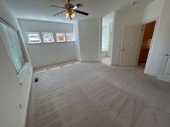 Building Photo - Great location! Beautiful 3 Bedroom Home