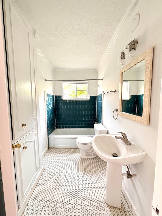 Building Photo - 2646 Persa St