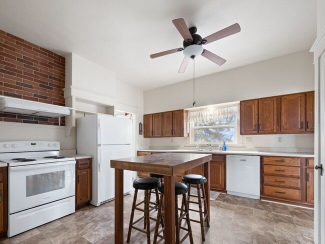 Building Photo - Beautiful craftsman style farmhouse outside Island City with inspiring views of the Grande Ronde ...