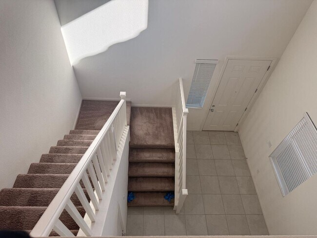 Building Photo - Gorgeous 5 Bedroom Home in Gated Community