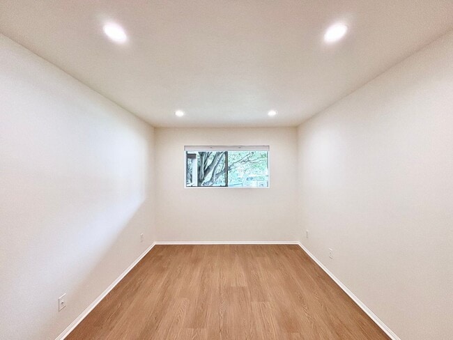 Building Photo - Bright 2 Bed 2 Bath | Surfside Community |...