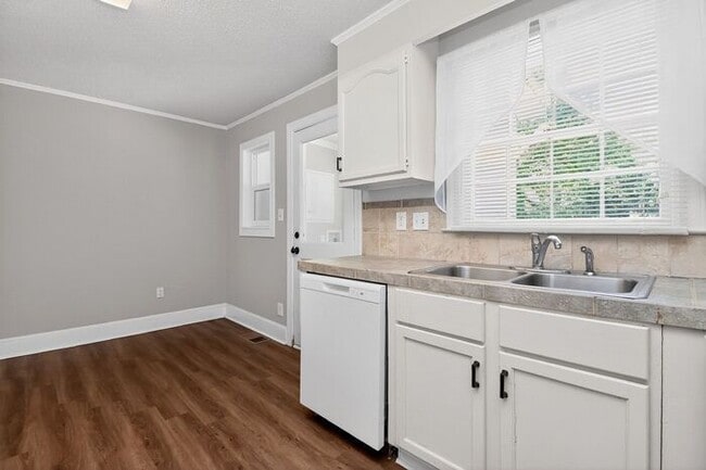 Building Photo - 3BD/2BA Single Family Home on Large Lot!