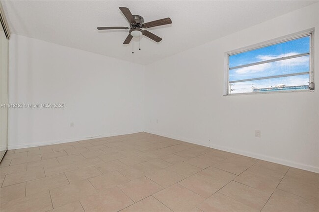 Building Photo - 1975 NE 135th St