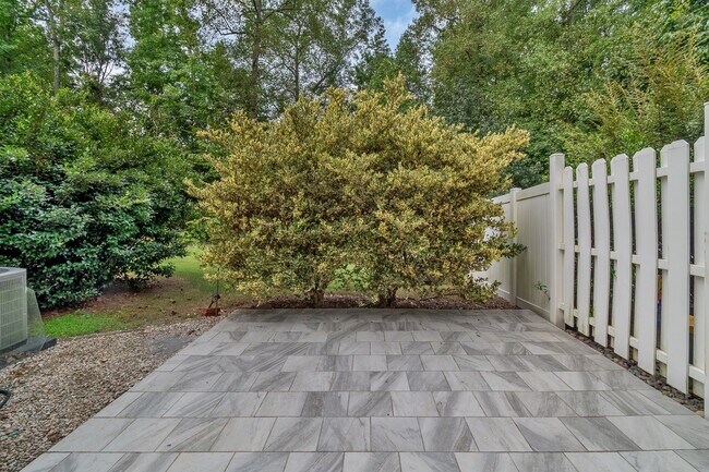 Building Photo - Spacious Townhome in Prime South Charlotte...