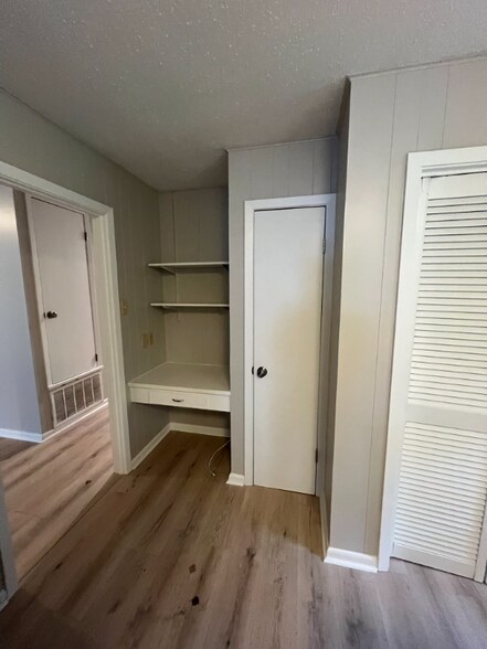 Building Photo - 400 Gulpha Dr