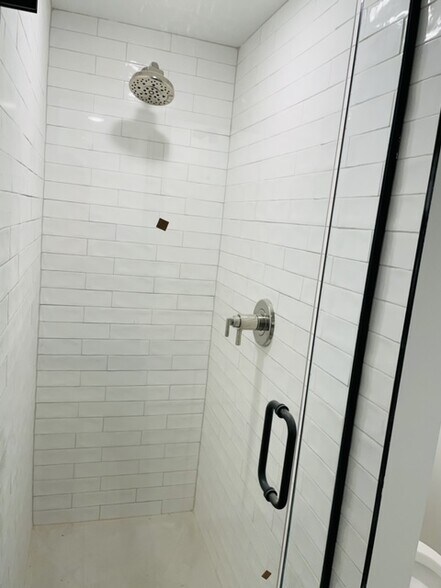 Building Photo - 843 W Wellington Ave