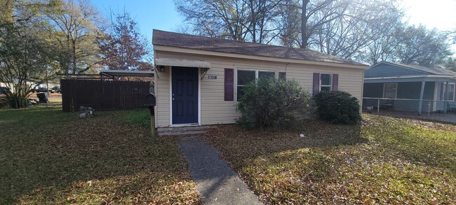 Primary Photo - Very nice 2 bedroom/1 bath home with Centr...