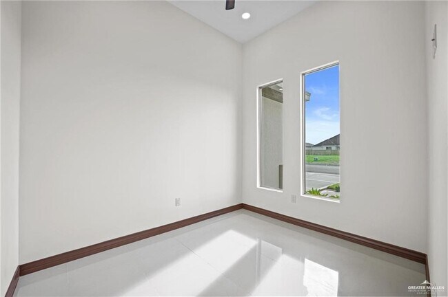 Building Photo - 25 N Brushfield Ave