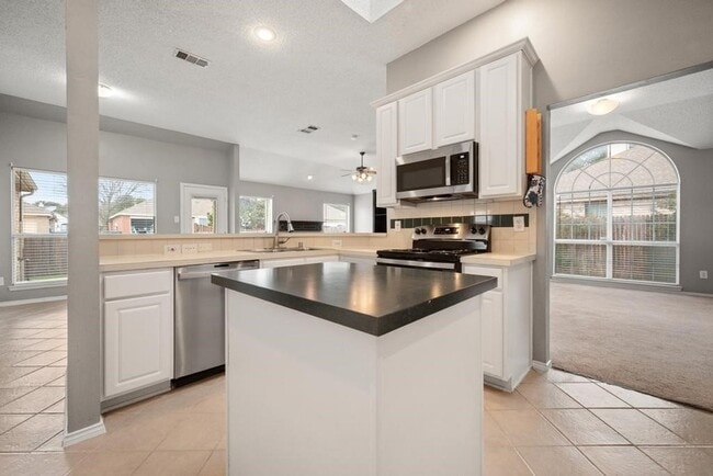 Building Photo - 7700 Glenoaks Dr