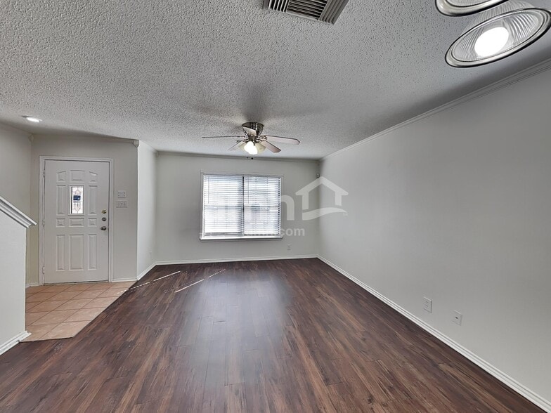 Building Photo - 33 Messenger Crk