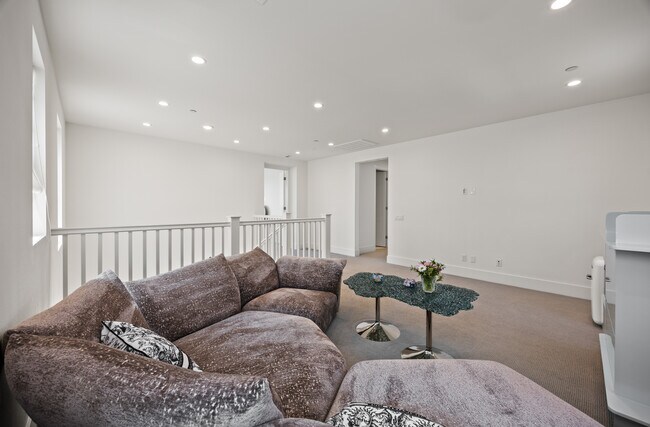 Building Photo - 135 Oakstone