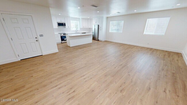 Building Photo - 936 Calle Pensamiento