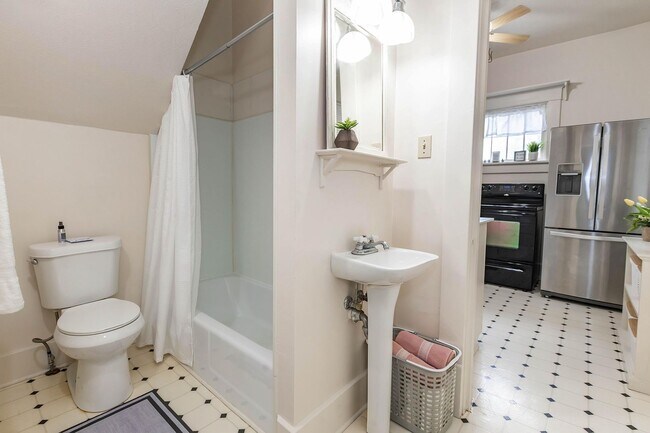 Building Photo - Charming Home - Close to Fort Riley