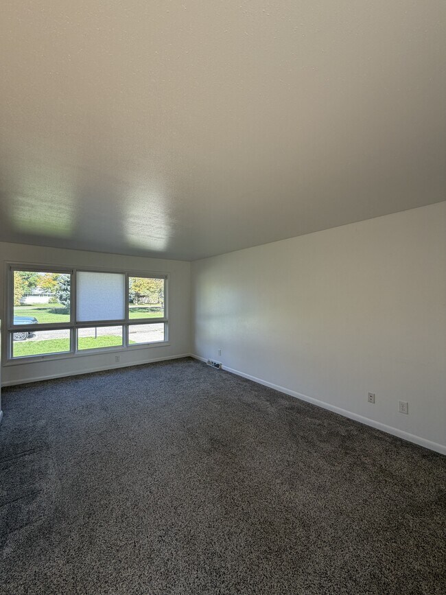 Building Photo - 2520 Lillis Ln