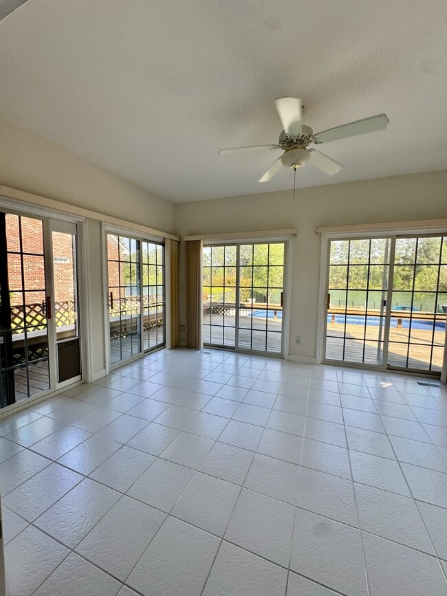 Building Photo - 513 Alexis Dr