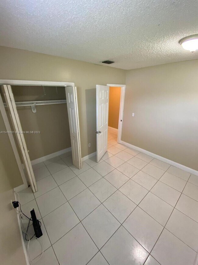 Building Photo - 671 E 59th St