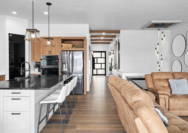 Building Photo - GORGEOUS Sandy Home!!!