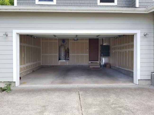 Building Photo - Beautiful 4 Bedroom / 3 Bath Home