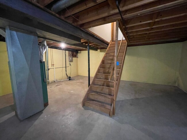 Building Photo - 2-Bedroom Duplex with Single Car Garage Av...