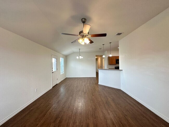 Building Photo - 901 Lasso Dr