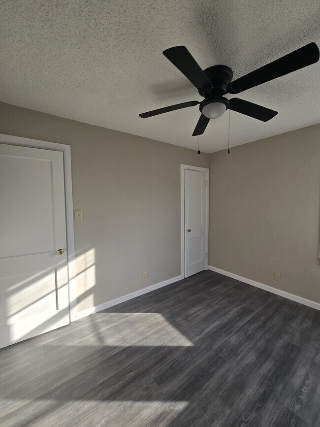 Building Photo - 1642 N Erie St