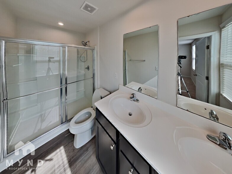 Building Photo - 661 Point Andrews Dr SW