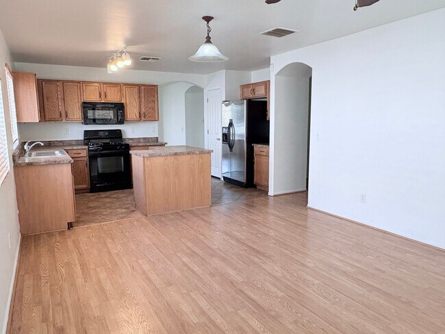 Building Photo - 3-bedroom, 2-bathroom home with walled bac...