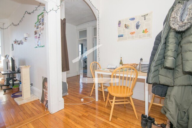 Building Photo - Unique and 'DePent' Allston Apartment