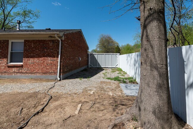 Building Photo - Beautifully Updated 3BR Home with Fenced Yard & Covered Porch