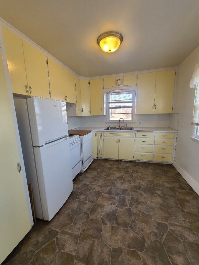 Building Photo - 2618 Henderson Dr