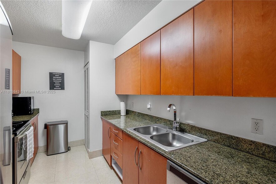 Building Photo - 1200 Brickell Bay Dr