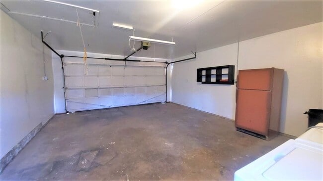 Building Photo - Super 3 Bed 2 Bath 2 Car Garage in Rolling...
