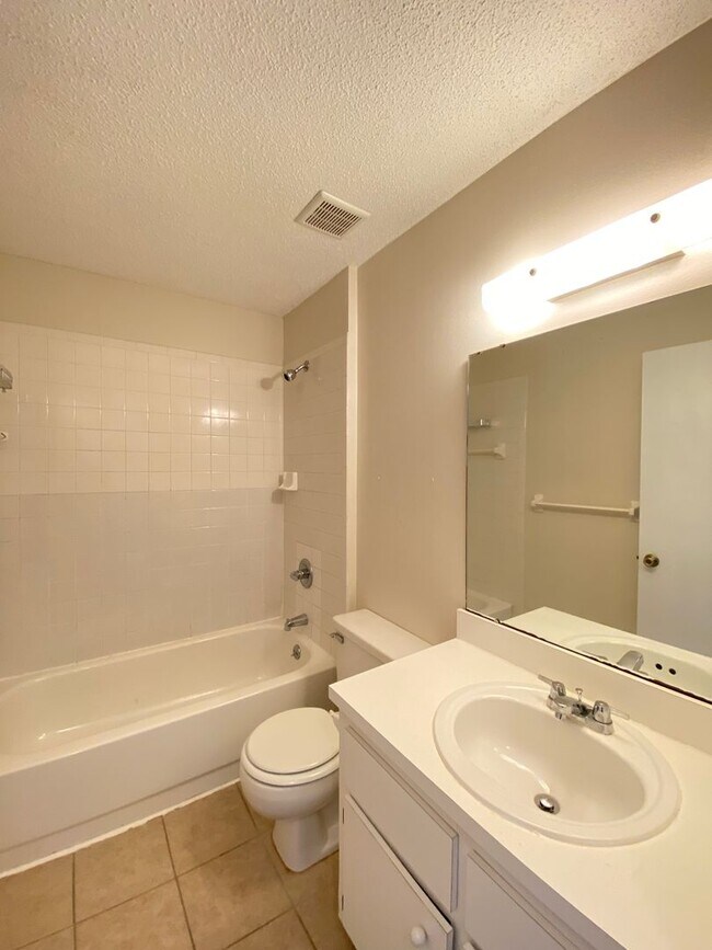 Building Photo - 620 SE 28th Pl