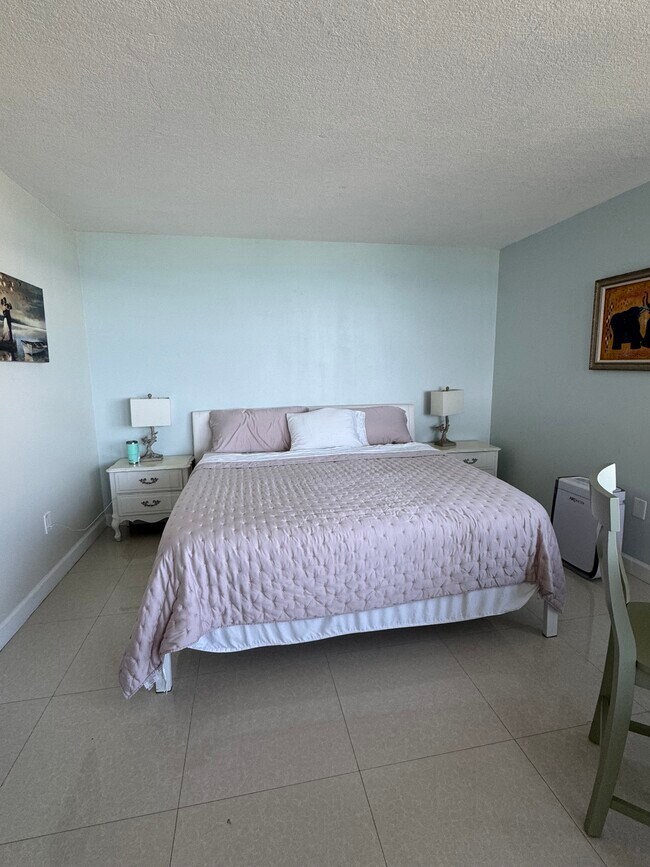 Building Photo - 2899 Collins Ave