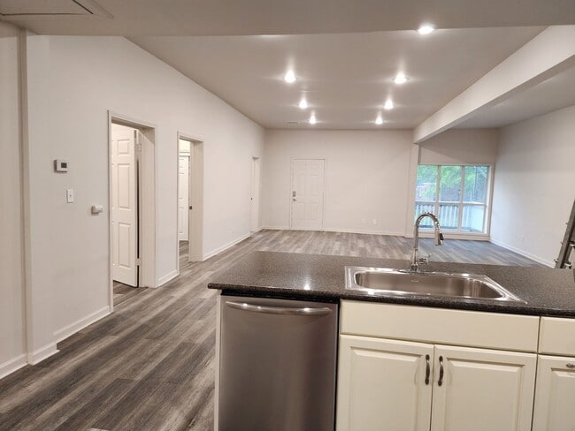 Building Photo - 4 Bed / 3 bath Downtown Jonesboro