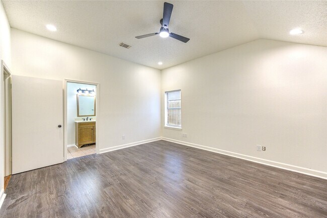 Building Photo - 16830 Scenic Gardens Dr