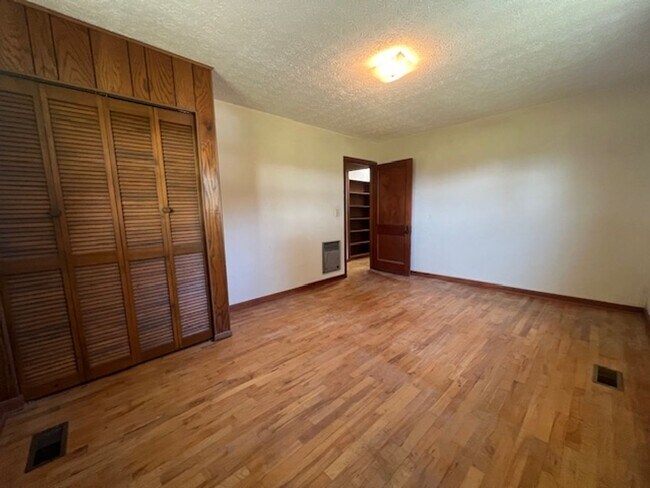 Building Photo - 818 Ridge Rd