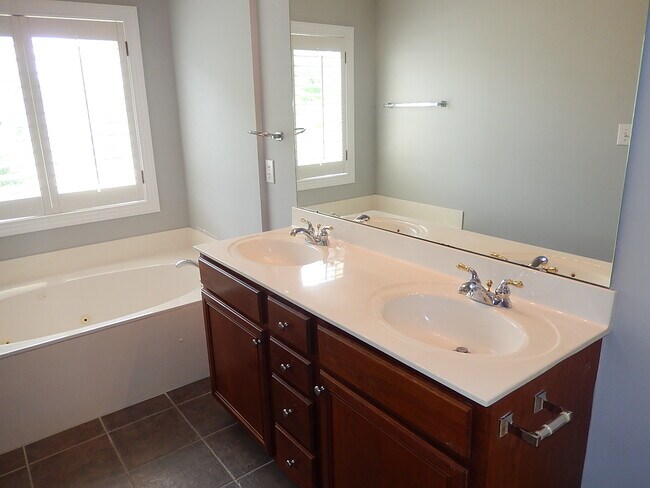Building Photo - 2927 Imperial Oaks Dr