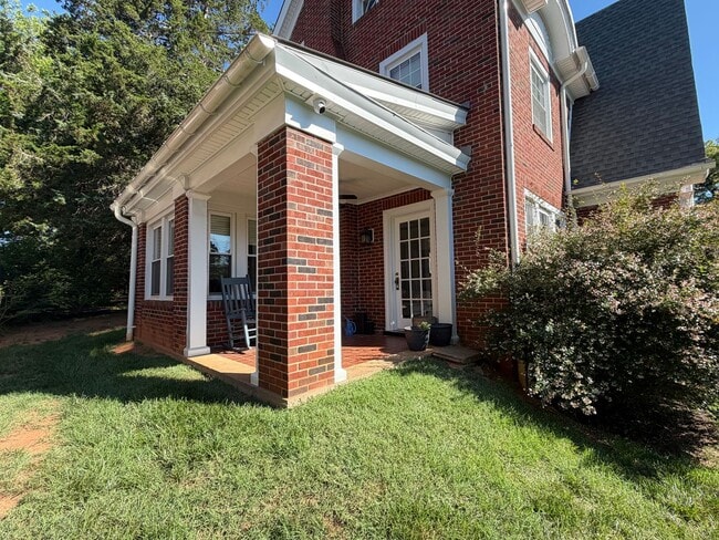 Building Photo - 675 Evergreen Ave