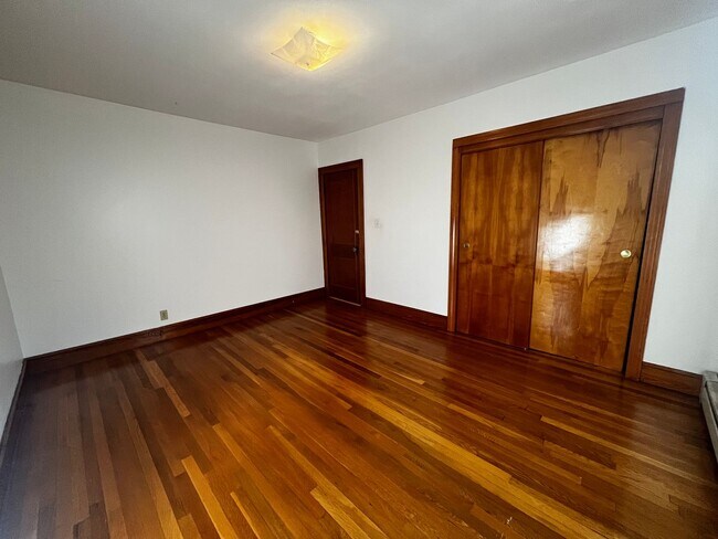 Building Photo - Inviting 2-Bedroom 2nd Floor Apartment in ...