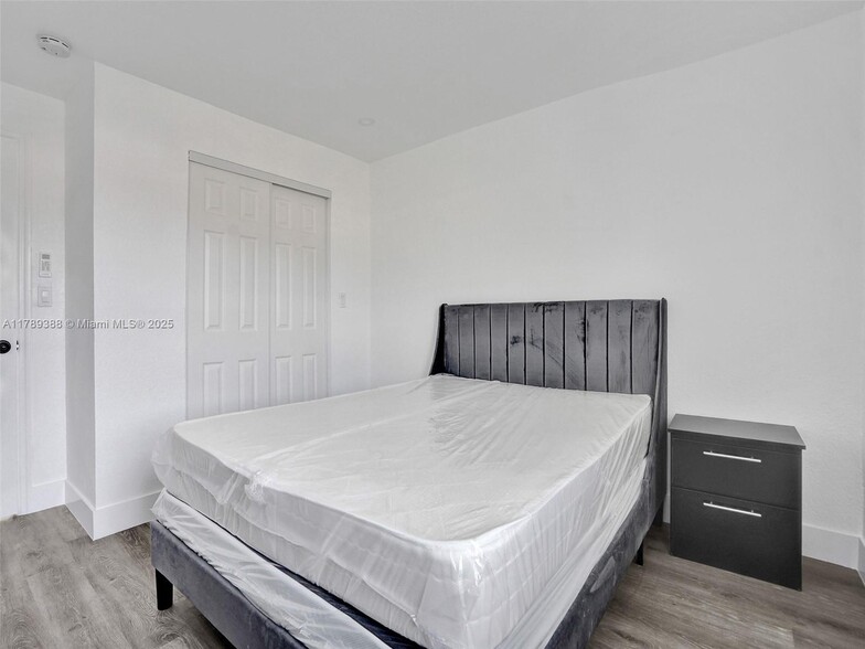 Building Photo - 6147 SW 40th St