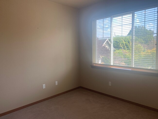 Building Photo - 4 Bedroom 2.5 Bath Peabody Townhome in the...