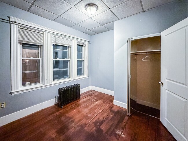 Building Photo - 120 Gladstone St