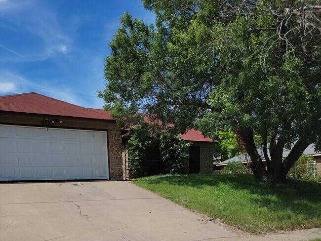 Building Photo - 403 E Hogan Dr