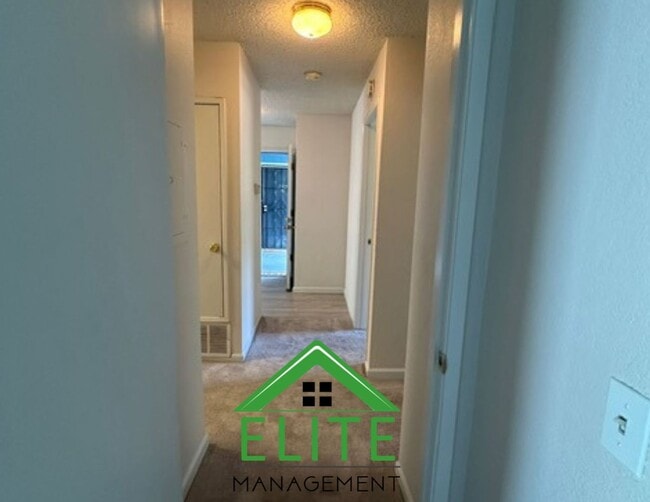 Building Photo - **2 Bed, 2 Bath Condo in Gated Community |...