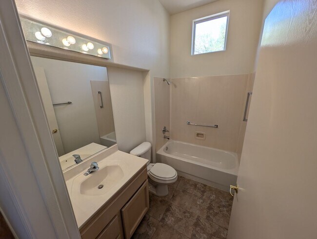 Building Photo - 2829 Vista Butte Dr