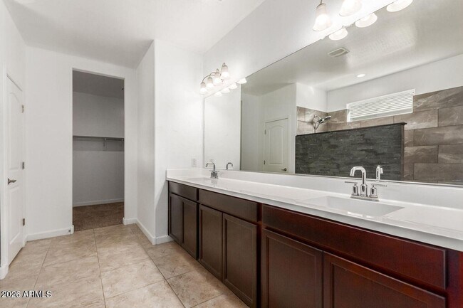 Building Photo - 29539 W Whitton Ave